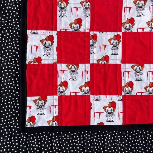 IT Stephen King Pennywise Quilt Lap Blanket Halloween Horror 100% Cotton 31x34 - Picture 1 of 7